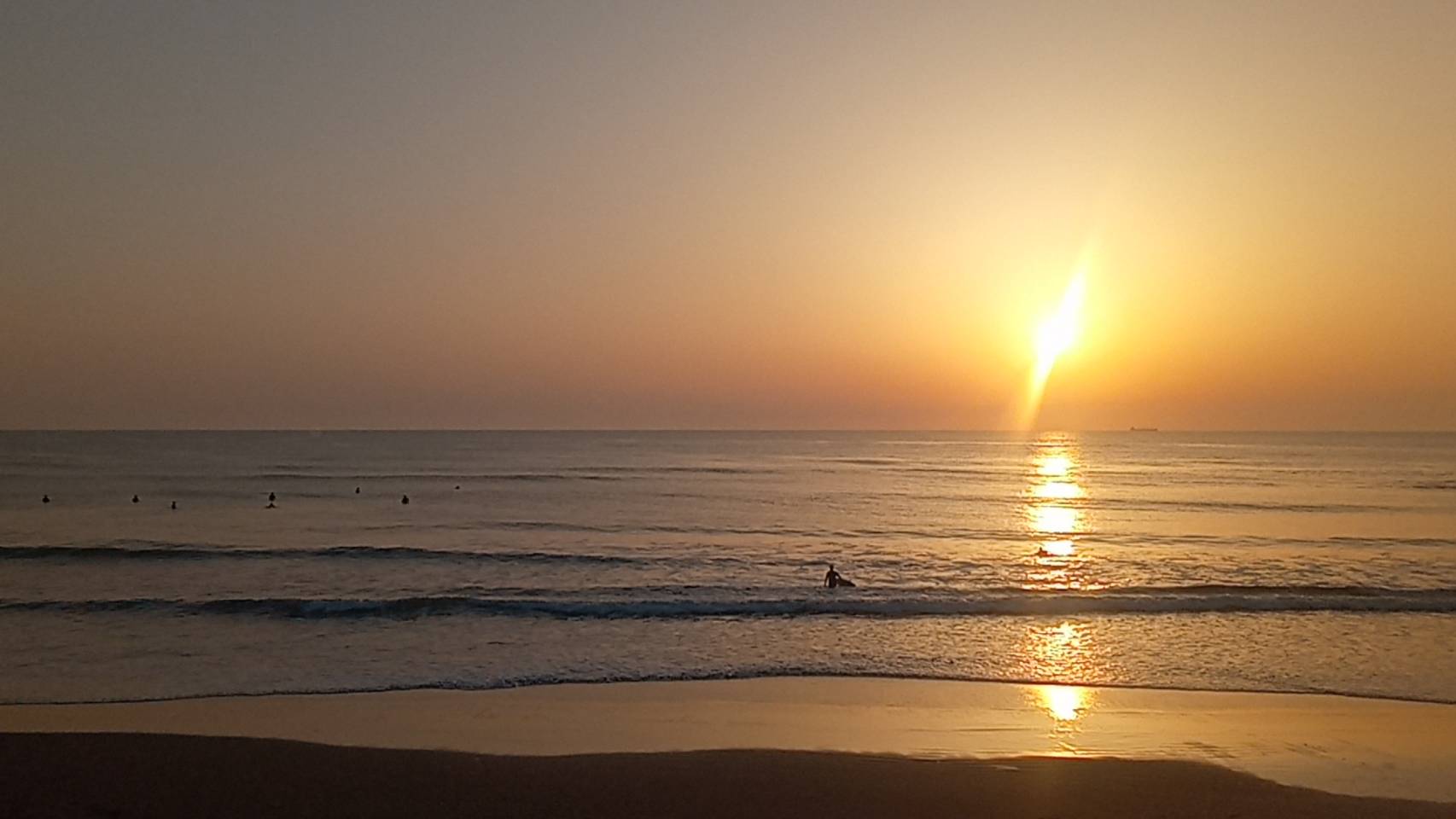 夜明けの海